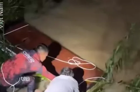 Lũ cuốn trôi cả quan tài ở Nha Trang