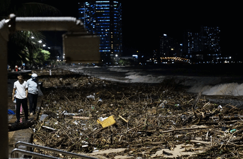 Cảnh tượng không thể tin nổi dọc bãi biển đẹp nhất Nha Trang