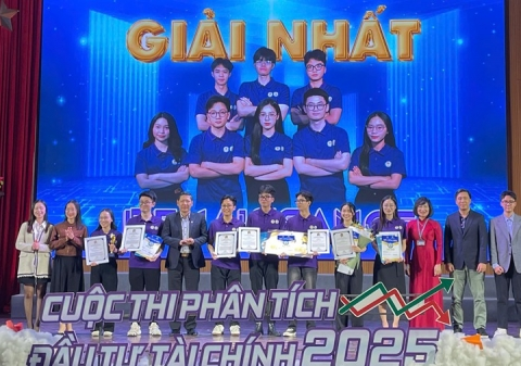 RENAISSANCE xuất sắc giành Quán quân cuộc thi phân tích đầu tư tài chính 2025