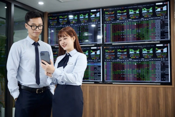 Chứng khoán ngày 20/11: Phiên đáo hạn biến động, VN-Index vẫn giữ sắc xanh nhờ những “ngôi sao” dẫn dắt