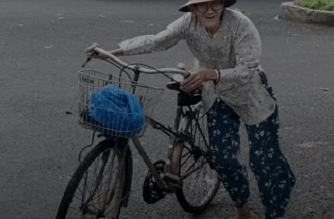 Hình ảnh cụ bà 85 tuổi còng lưng giữa gió lớn ở Đắk Lắk khiến nhiều người nghẹn lòng