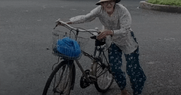 Hình ảnh cụ bà 85 tuổi còng lưng giữa gió lớn ở Đắk Lắk khiến nhiều người nghẹn lòng