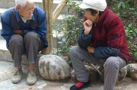 “Thủ phạm gây ra mùi ở người già” lộ diện: Người trên 55 tuổi nên thay đổi thói quen ăn uống ngay