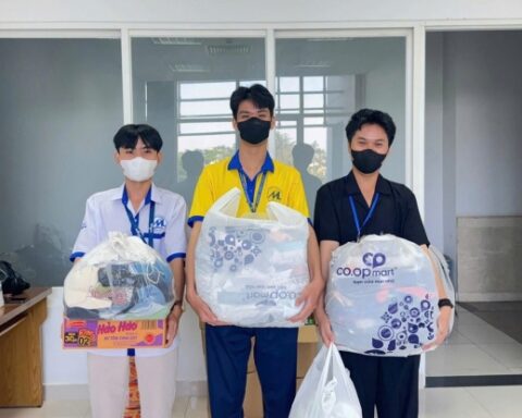 Trường Đại học Tài chính – Maketing giảm học phí, trao học bổng cho học sinh vùng lũ