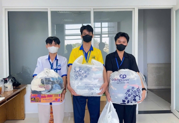 Trường Đại học Tài chính – Maketing giảm học phí, trao học bổng cho học sinh vùng lũ