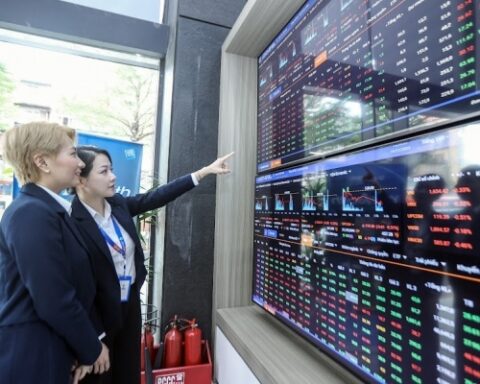 Chứng khoán ngày 24/11: Thanh khoản đi vắng, VN-Index tăng điểm nhờ những “ngôi sao”