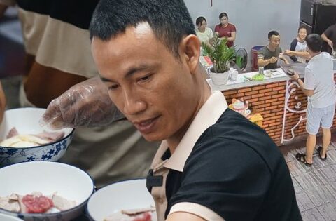 Đôi vợ chồng ở Đắk Lắk nấu hàng trăm bát phở tiếp sức bà con và đoàn thiện nguyện: “Thấy mọi người mất hết tài sản, thật sự thương lắm”