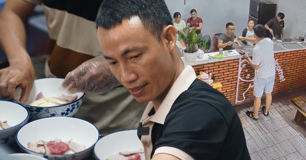 Đôi vợ chồng ở Đắk Lắk nấu hàng trăm bát phở tiếp sức bà con và đoàn thiện nguyện: “Thấy mọi người mất hết tài sản, thật sự thương lắm”