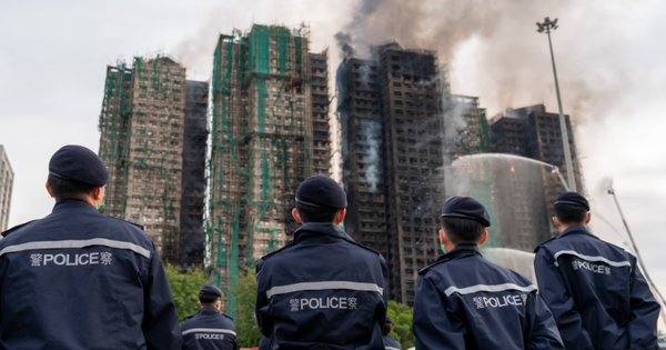 Hỏa hoạn tại khu chung cư Hong Kong (Trung Quốc): Lửa vẫn cháy âm ỉ, thi thể các nạn nhân lần lượt được đưa ra ngoài