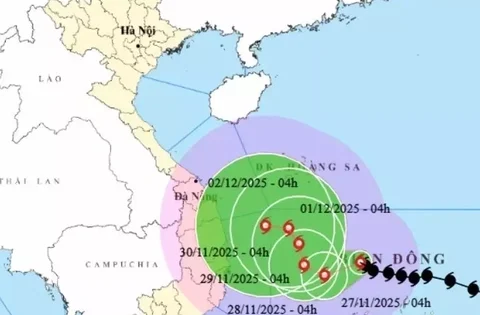 Bão số 15 diễn biến bất ngờ, mạnh lên 4 cấp