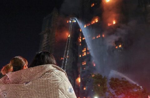 8 tòa chung cư bị cháy, 2000 căn hộ bị thiêu đốt: Nơi giá nhà lên tới 1,2 tỷ đồng/1m2, nỗ lực cả đời của 4.700 cư dân bỗng hóa tro bụi