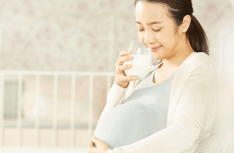 Nên uống sữa bầu vào lúc nào trong ngày để tốt cho mẹ và bé?