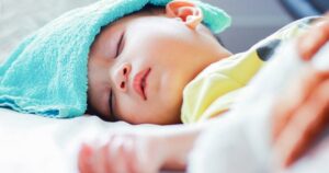 Trẻ sốt cao co giật, cha mẹ nên và không nên làm gì?