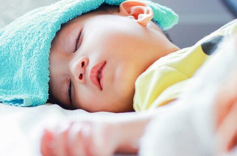 Trẻ sốt cao co giật, cha mẹ nên và không nên làm gì?