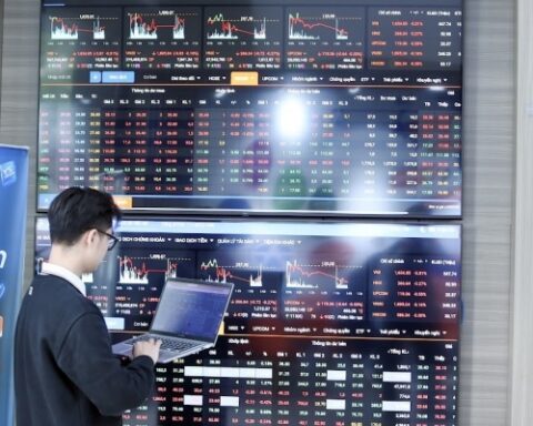 Chứng khoán ngày 27/11: VN-Index giữ sắc xanh nhưng thị trường “xanh vỏ, đỏ lòng”