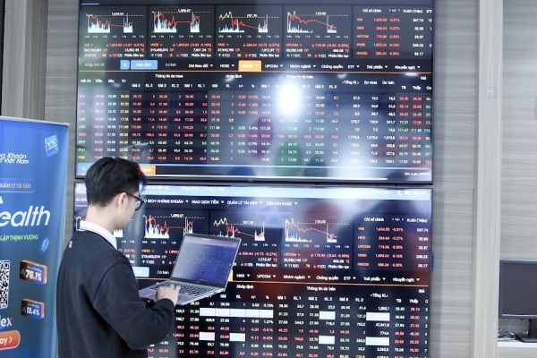 Chứng khoán ngày 27/11: VN-Index giữ sắc xanh nhưng thị trường “xanh vỏ, đỏ lòng”