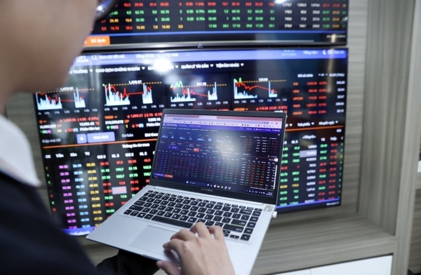 Chứng khoán ngày 26/11: Sắc xanh trở lại trên diện rộng, VN-Index vượt mốc 1.680 điểm