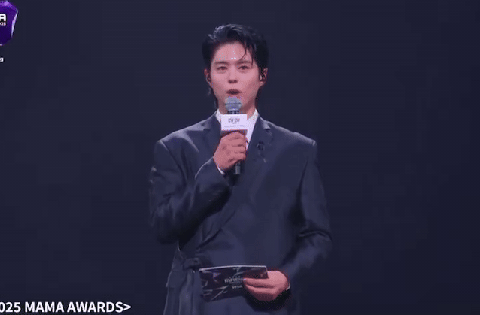 Khoảnh khắc xúc động nhất MAMA 2025: Park Bo Gum cúi đầu