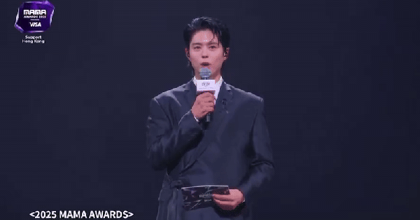 Khoảnh khắc xúc động nhất MAMA 2025: Park Bo Gum cúi đầu