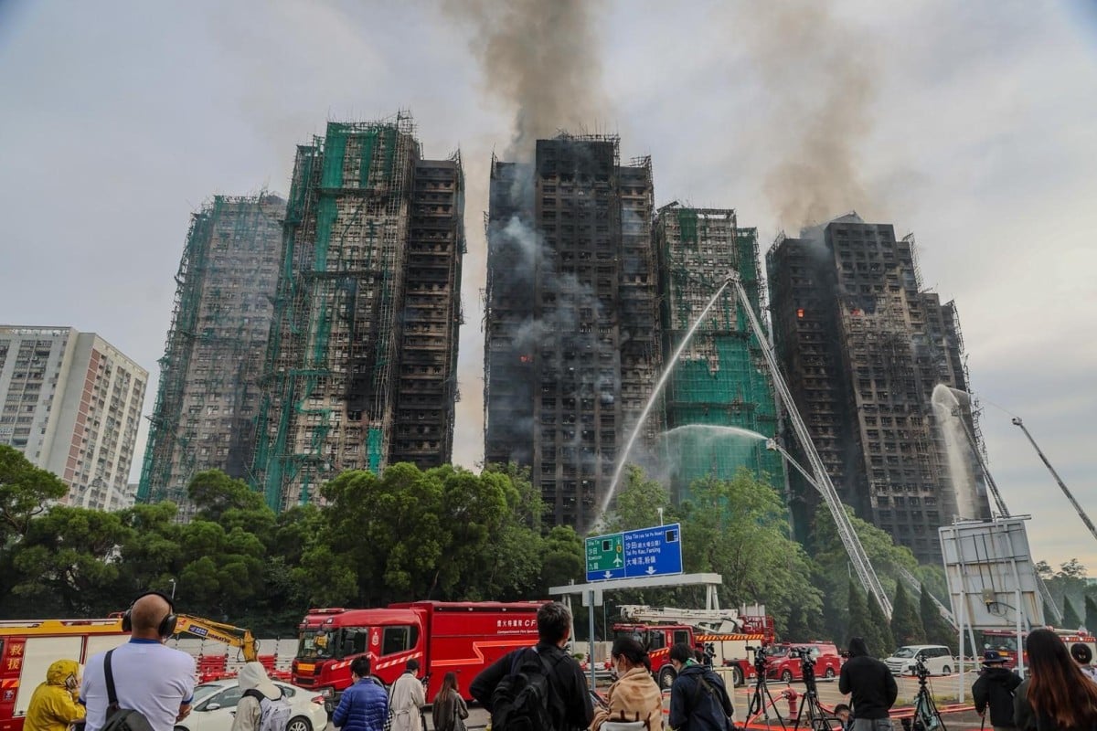 Hỏa hoạn tại khu chung cư Hong Kong (Trung Quốc): Lửa vẫn cháy âm ỉ, thi thể các nạn nhân lần lượt được đưa ra ngoài- Ảnh 5.