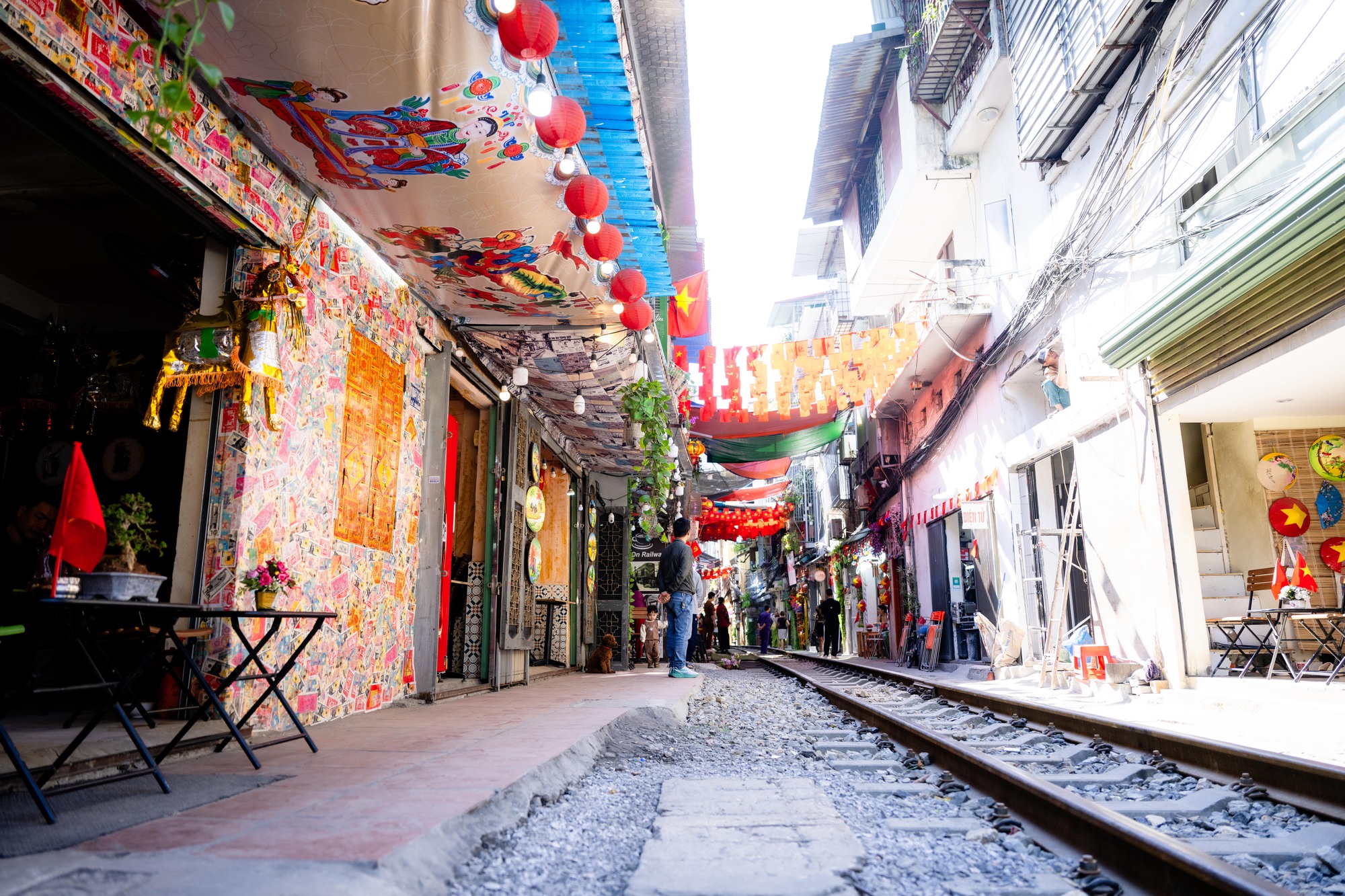 Cảnh đối lập trên phố cà phê đường tàu Khâm Thiên - Lê Duẩn khi lực lượng chức năng ra quân xử lý vi phạm- Ảnh 1.