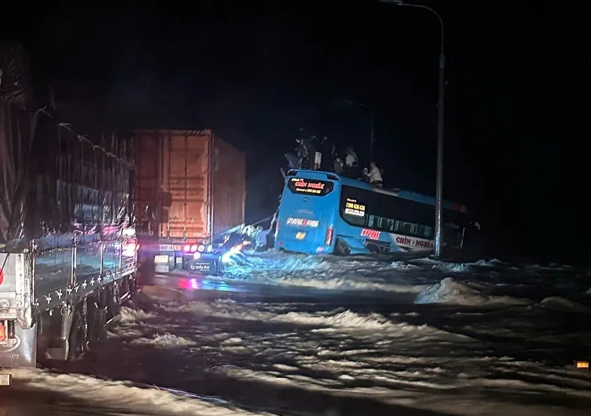 46 người chết và mất tích trong đợt mưa lũ lịch sử, cảnh báo nước trên các sông Khánh Hòa lên lại trong đêm- Ảnh 8.