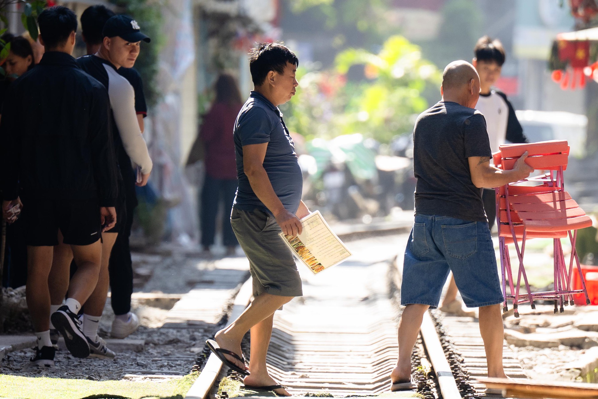 Cảnh đối lập trên phố cà phê đường tàu Khâm Thiên - Lê Duẩn khi lực lượng chức năng ra quân xử lý vi phạm- Ảnh 7.