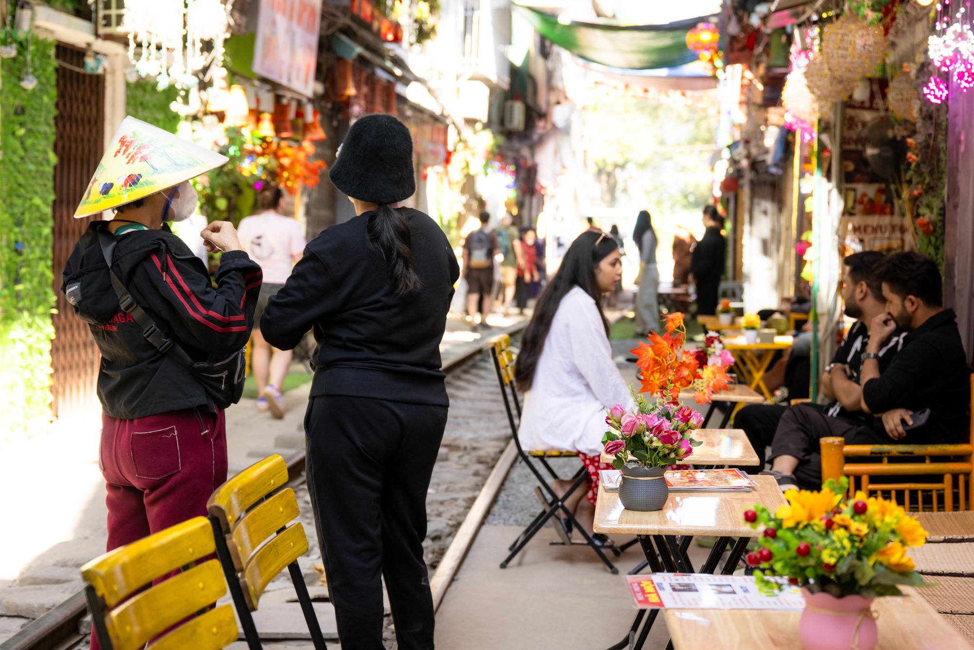 Cảnh đối lập trên phố cà phê đường tàu Khâm Thiên - Lê Duẩn khi lực lượng chức năng ra quân xử lý vi phạm- Ảnh 8.