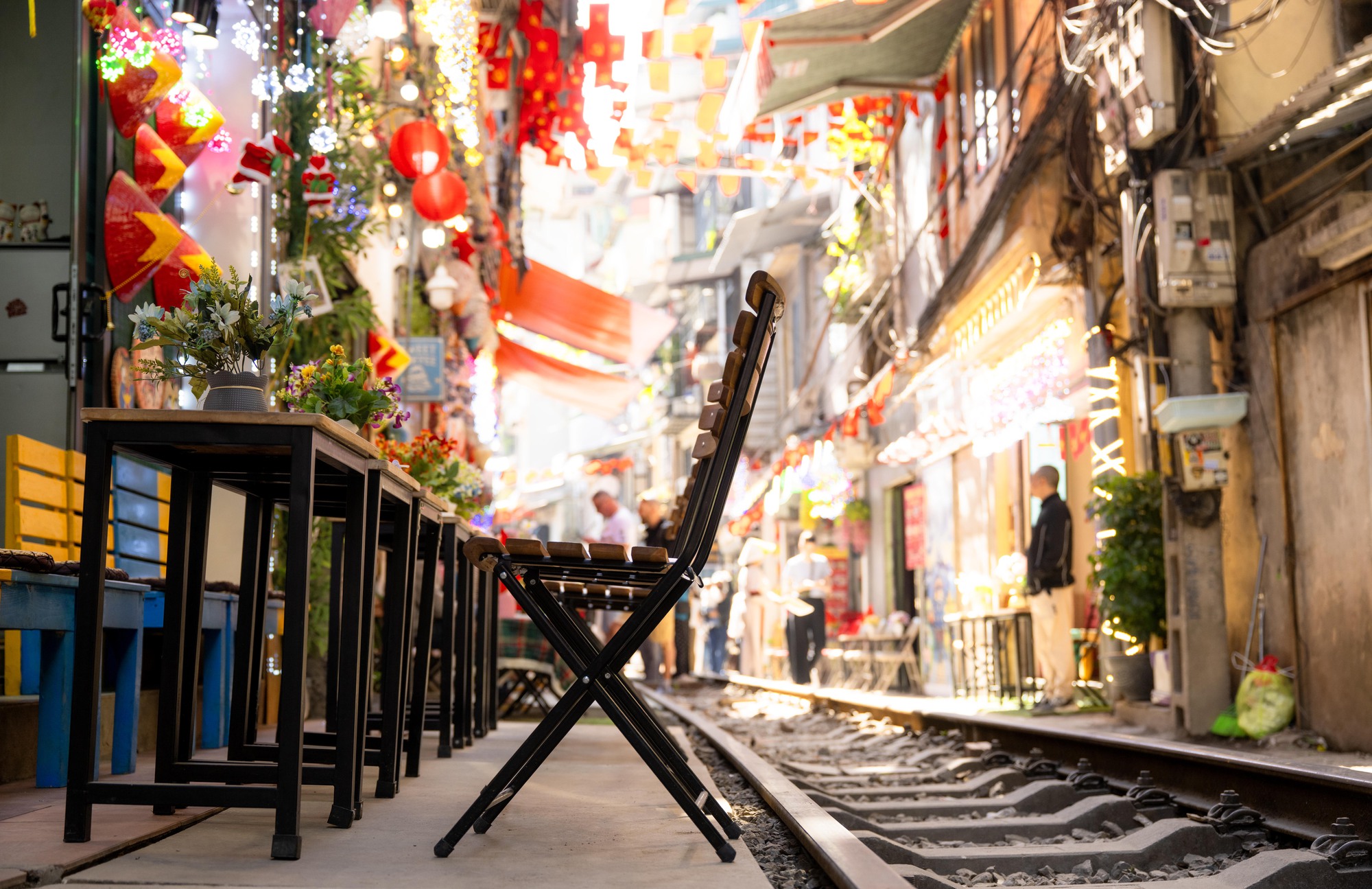 Cảnh đối lập trên phố cà phê đường tàu Khâm Thiên - Lê Duẩn khi lực lượng chức năng ra quân xử lý vi phạm- Ảnh 9.