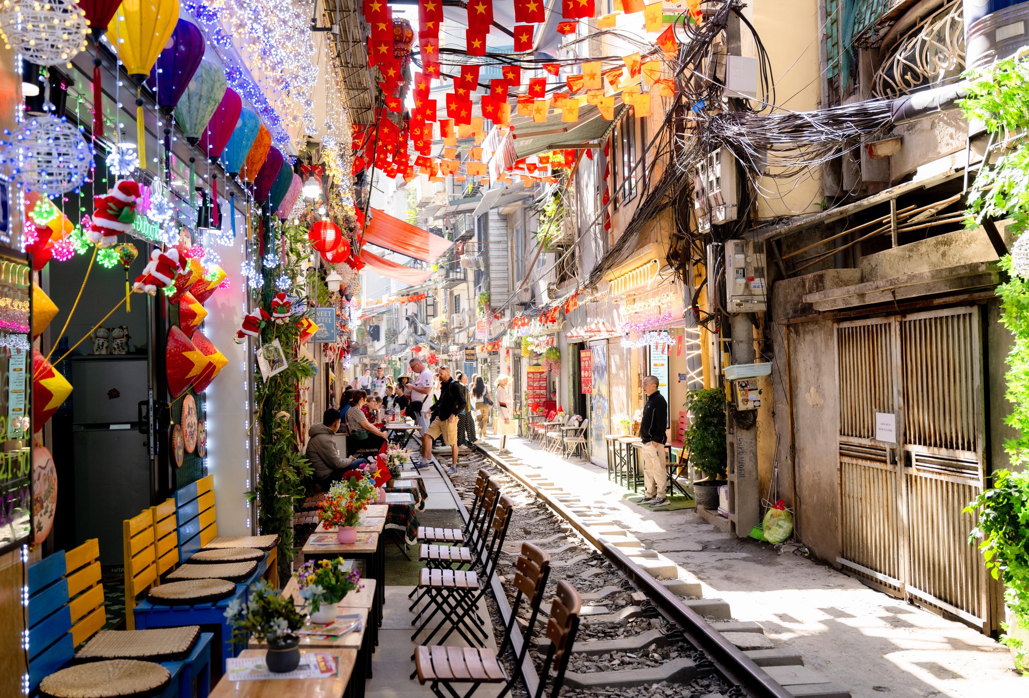 Cảnh đối lập trên phố cà phê đường tàu Khâm Thiên - Lê Duẩn khi lực lượng chức năng ra quân xử lý vi phạm- Ảnh 10.