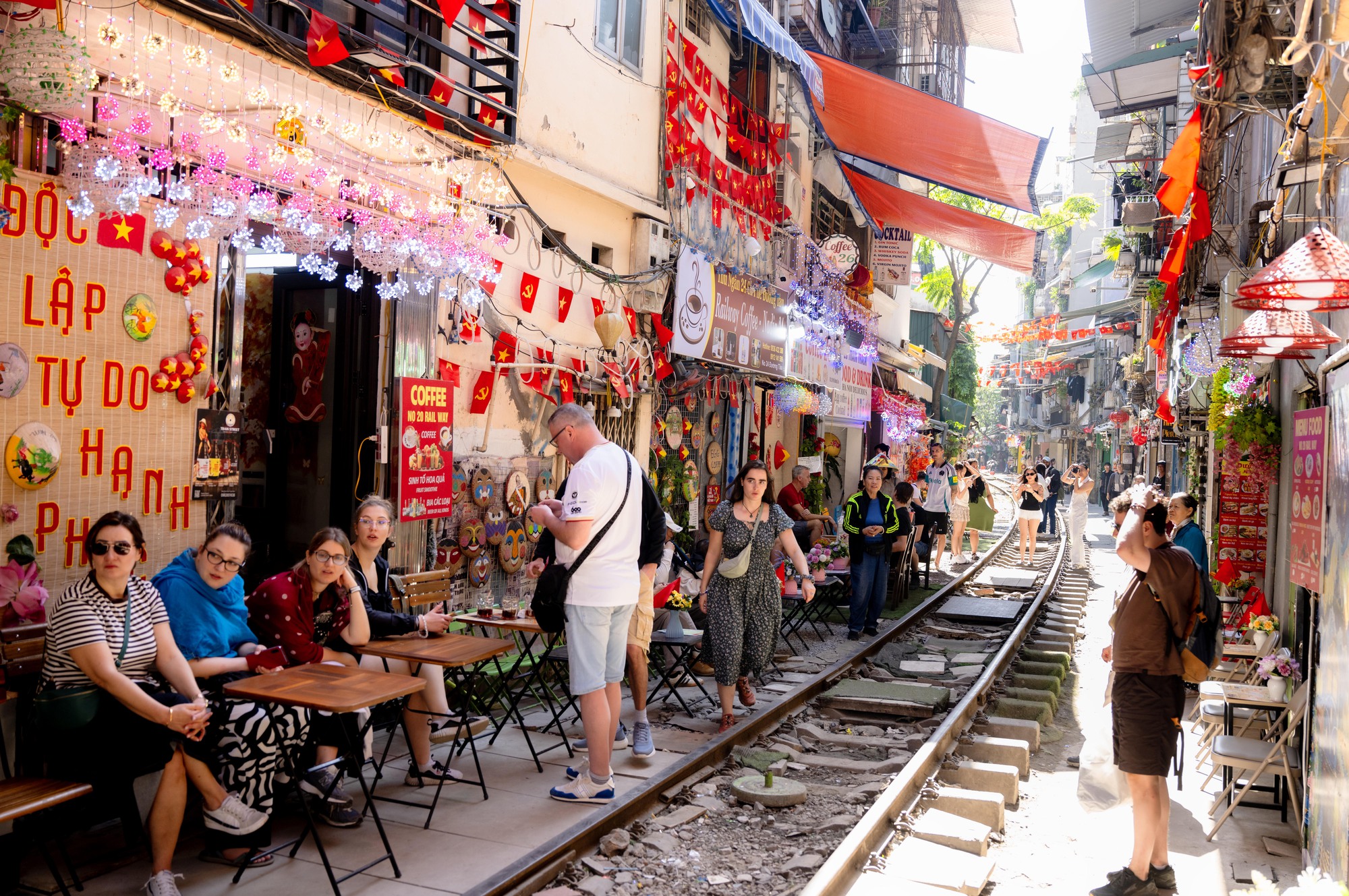 Cảnh đối lập trên phố cà phê đường tàu Khâm Thiên - Lê Duẩn khi lực lượng chức năng ra quân xử lý vi phạm- Ảnh 11.