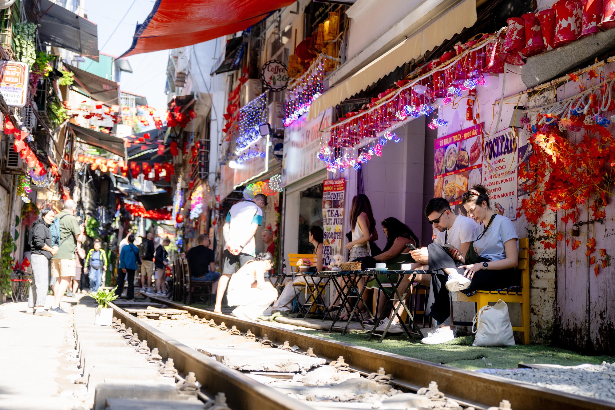 Cảnh đối lập trên phố cà phê đường tàu Khâm Thiên - Lê Duẩn khi lực lượng chức năng ra quân xử lý vi phạm- Ảnh 12.