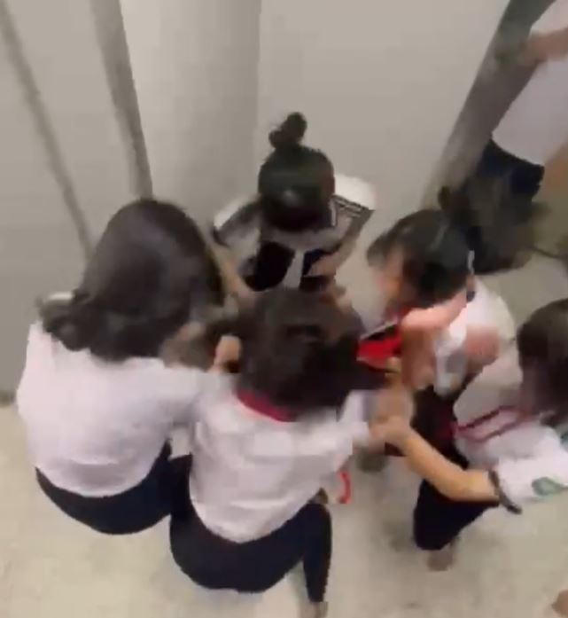 3 vụ BLHĐ nghiêm trọng xảy ra trong vài ngày: Đáng sợ không phải hành vi, mà là sự lạnh lùng của những đứa trẻ!- Ảnh 2. 3 vụ BLHĐ nghiêm trọng xảy ra trong vài ngày: Đáng sợ không phải hành vi, mà là sự lạnh lùng của những đứa trẻ!- Ảnh 2.