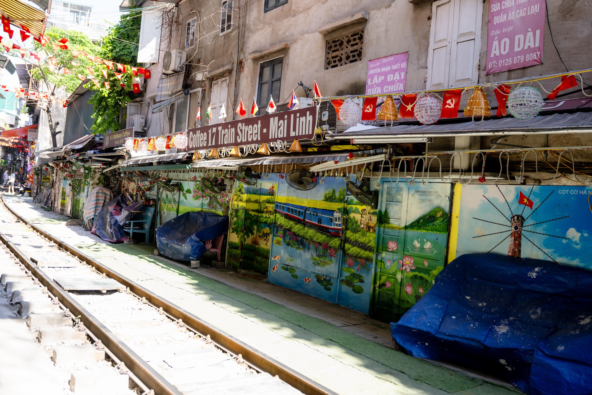 Cảnh đối lập trên phố cà phê đường tàu Khâm Thiên - Lê Duẩn khi lực lượng chức năng ra quân xử lý vi phạm- Ảnh 13.