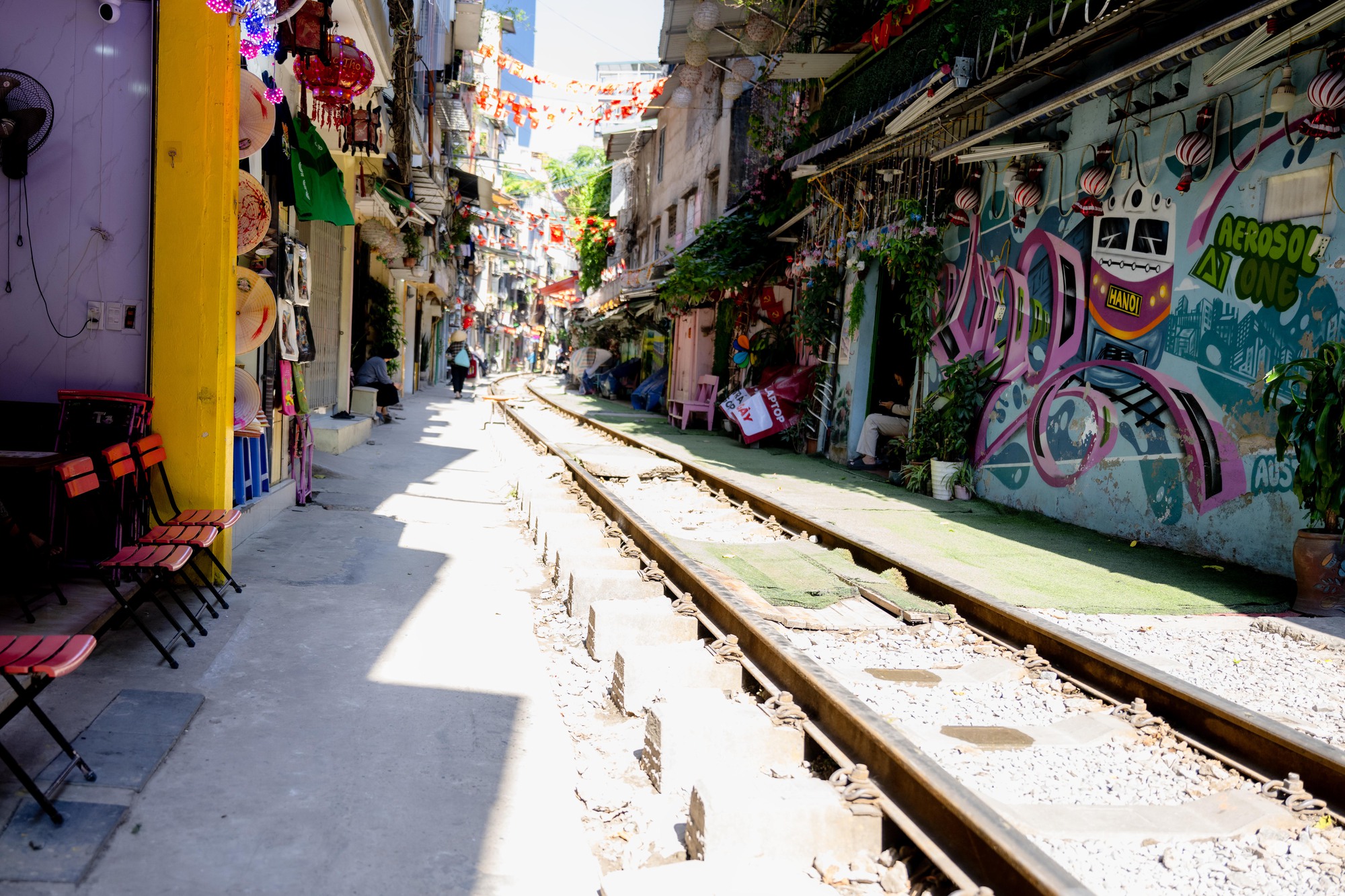 Cảnh đối lập trên phố cà phê đường tàu Khâm Thiên - Lê Duẩn khi lực lượng chức năng ra quân xử lý vi phạm- Ảnh 14.