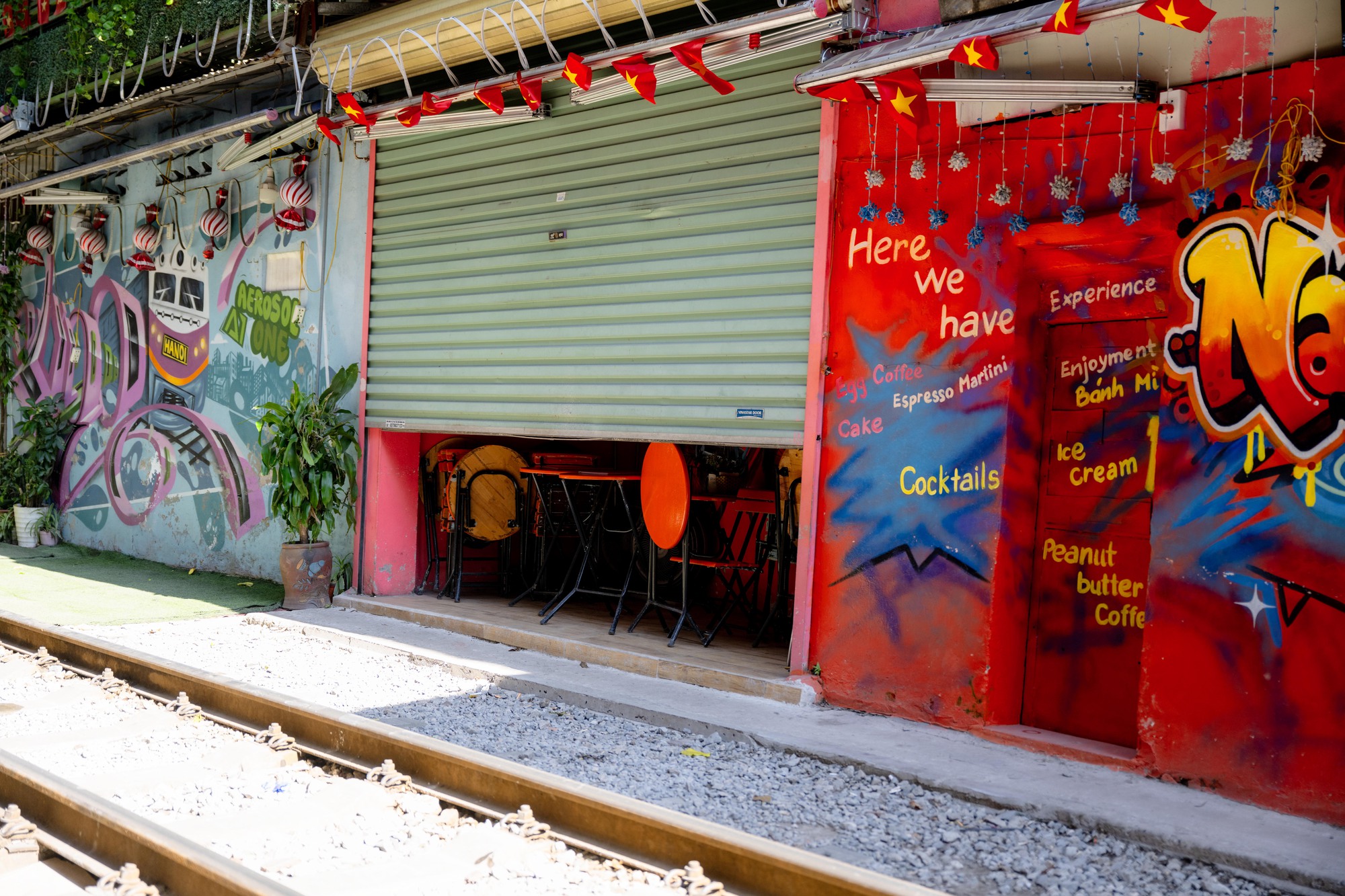 Cảnh đối lập trên phố cà phê đường tàu Khâm Thiên - Lê Duẩn khi lực lượng chức năng ra quân xử lý vi phạm- Ảnh 15.