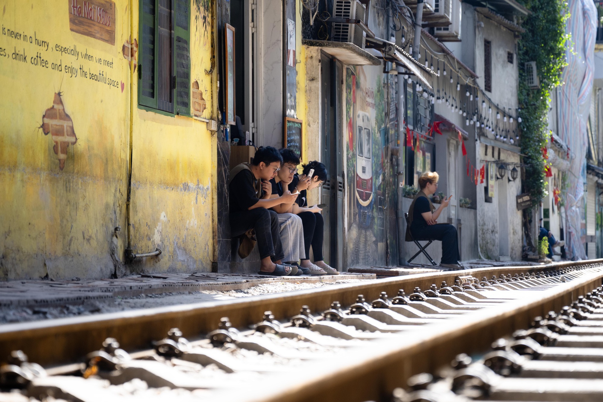 Cảnh đối lập trên phố cà phê đường tàu Khâm Thiên - Lê Duẩn khi lực lượng chức năng ra quân xử lý vi phạm- Ảnh 16.