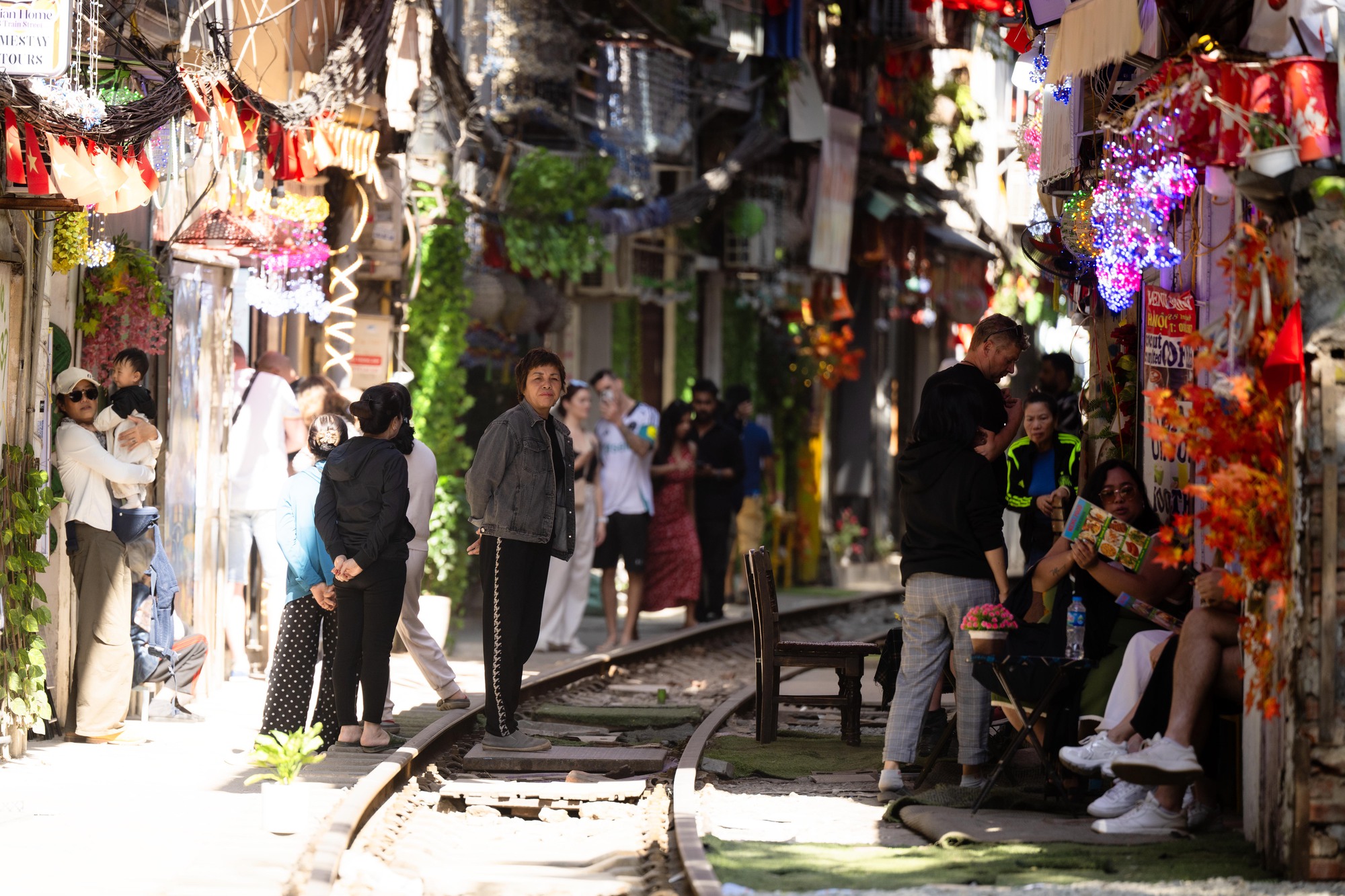 Cảnh đối lập trên phố cà phê đường tàu Khâm Thiên - Lê Duẩn khi lực lượng chức năng ra quân xử lý vi phạm- Ảnh 2.