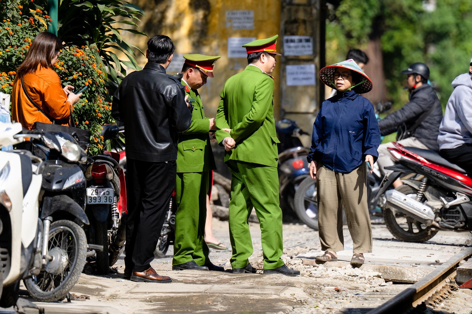 Cảnh đối lập trên phố cà phê đường tàu Khâm Thiên - Lê Duẩn khi lực lượng chức năng ra quân xử lý vi phạm- Ảnh 3.