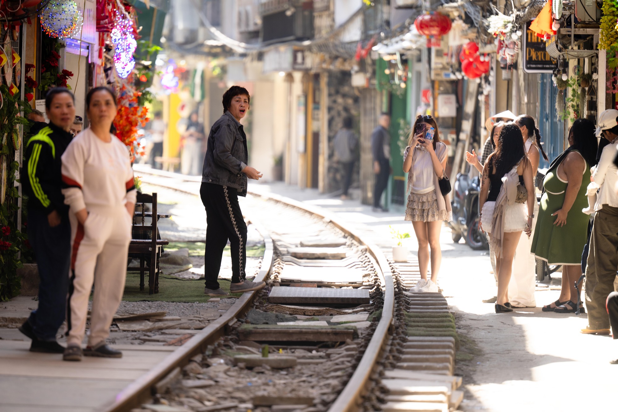 Cảnh đối lập trên phố cà phê đường tàu Khâm Thiên - Lê Duẩn khi lực lượng chức năng ra quân xử lý vi phạm- Ảnh 4.