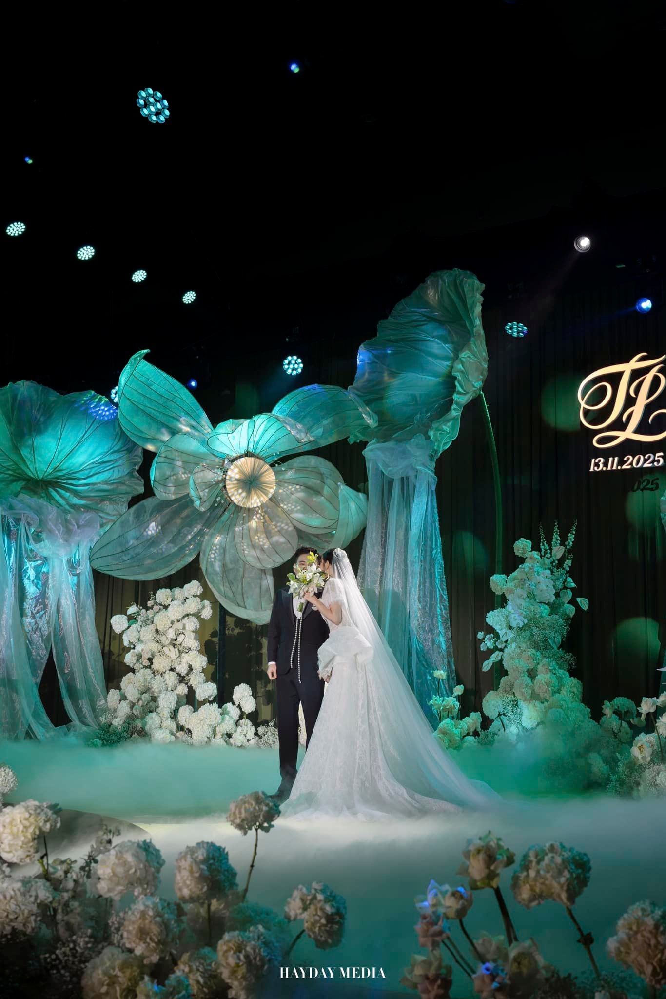 Đám cưới Hương Liên tại Hà Nội: Chú rể thiếu gia cuối cùng đã lộ rõ mặt, cặp đôi thực hiện nghi thức lạ!- Ảnh 3.