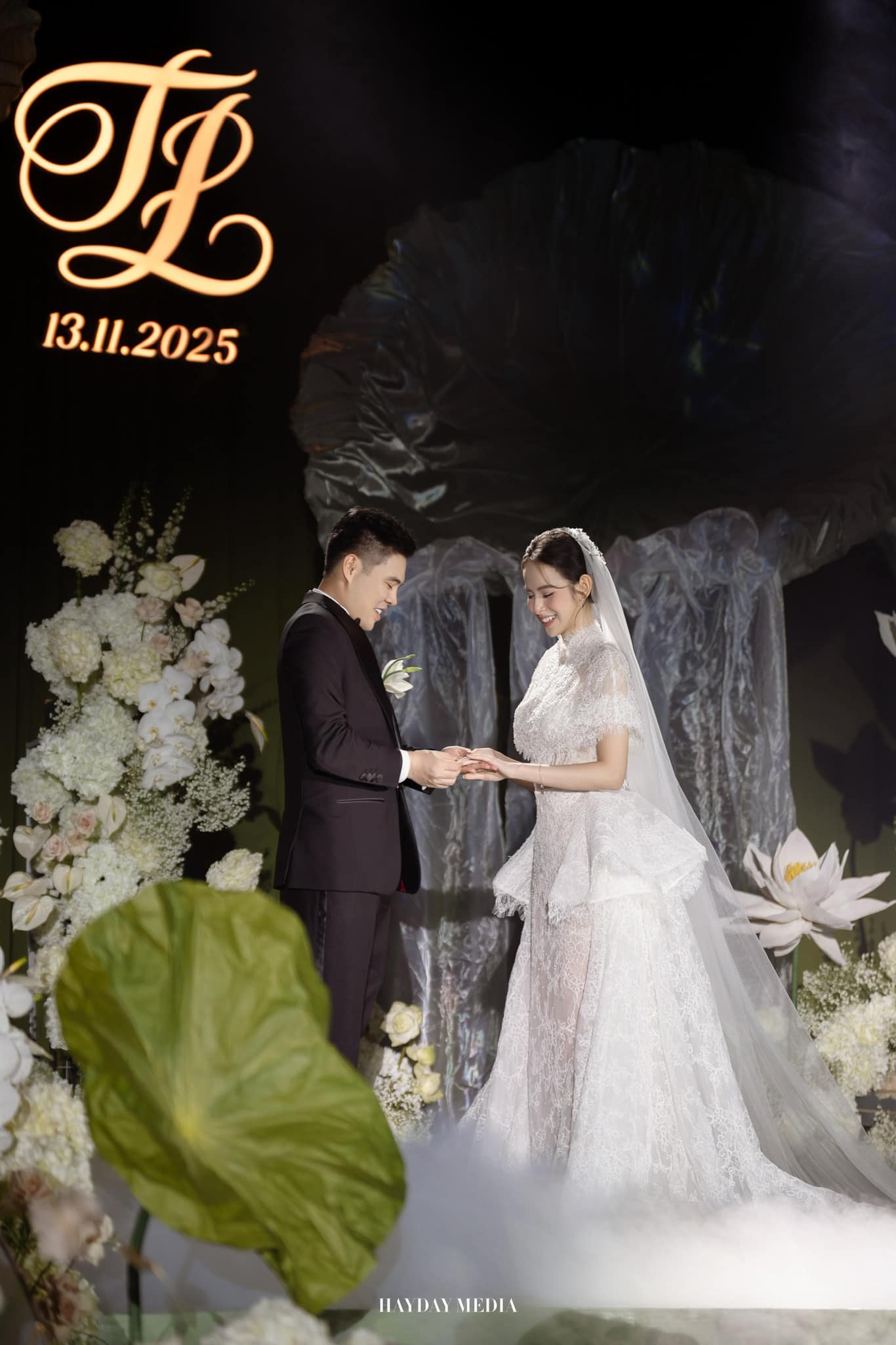 Đám cưới Hương Liên tại Hà Nội: Chú rể thiếu gia cuối cùng đã lộ rõ mặt, cặp đôi thực hiện nghi thức lạ!- Ảnh 4.