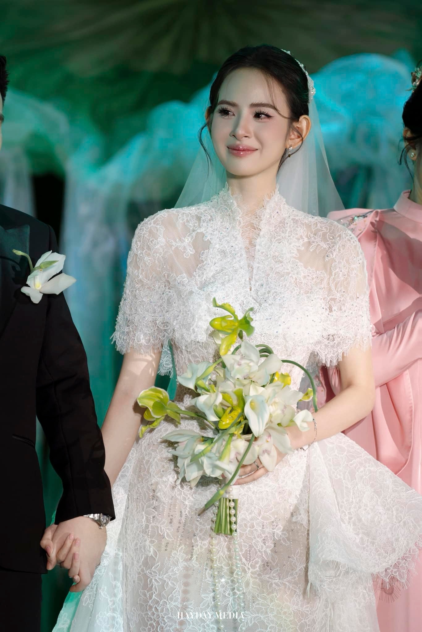 Đám cưới Hương Liên tại Hà Nội: Chú rể thiếu gia cuối cùng đã lộ rõ mặt, cặp đôi thực hiện nghi thức lạ!- Ảnh 6.