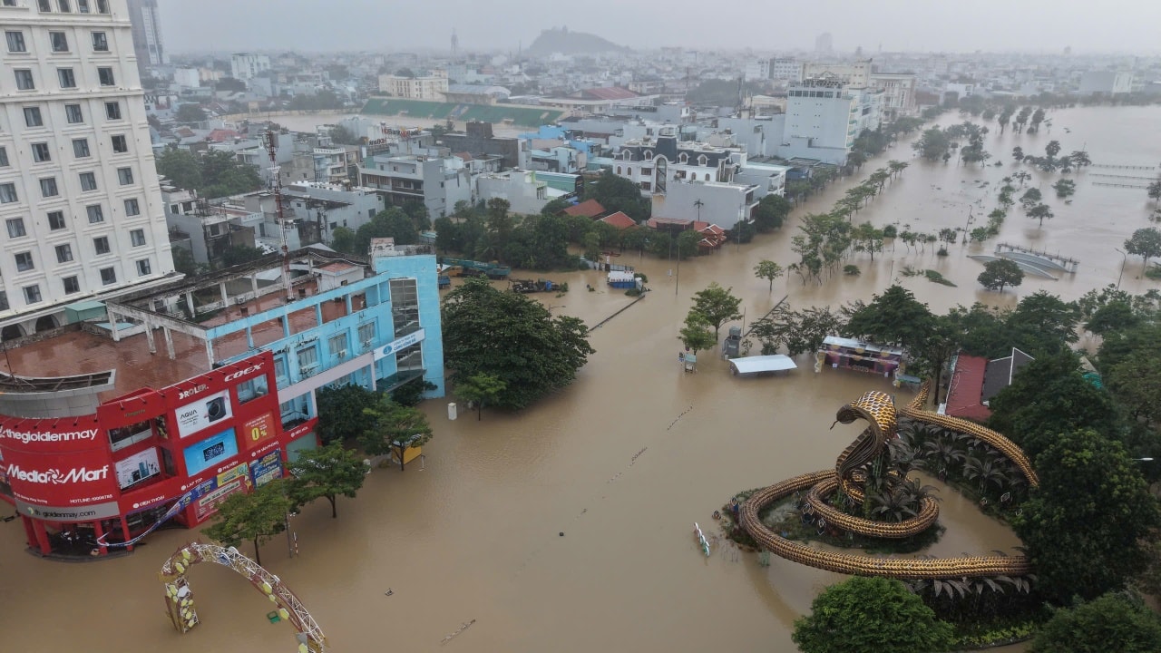46 người chết và mất tích trong đợt mưa lũ lịch sử, cảnh báo nước trên các sông Khánh Hòa lên lại trong đêm- Ảnh 30.