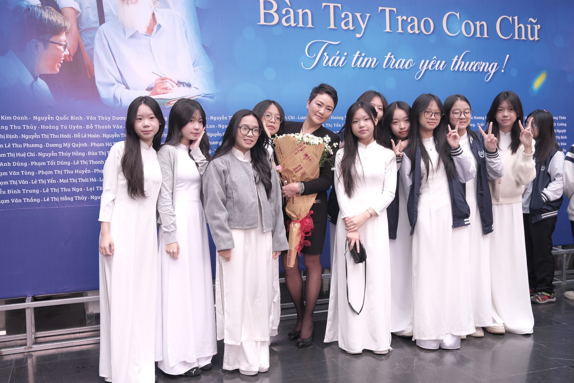 Cả nước chào mừng ngày Nhà giáo Việt Nam 20/11: Đơn giản, nhanh gọn nhưng không khí khó quên thôi rồi!- Ảnh 16.