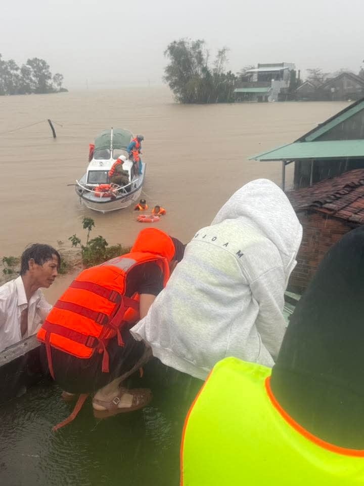 46 người chết và mất tích trong đợt mưa lũ lịch sử, cảnh báo nước trên các sông Khánh Hòa lên lại trong đêm- Ảnh 1.