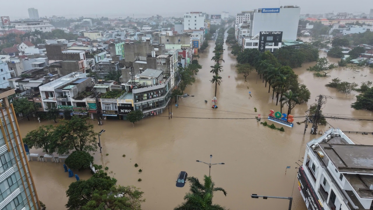 46 người chết và mất tích trong đợt mưa lũ lịch sử, cảnh báo nước trên các sông Khánh Hòa lên lại trong đêm- Ảnh 29.