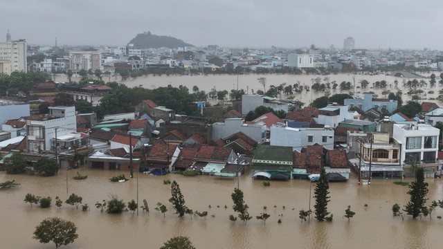 Mất liên lạc vì ba mẹ “mắc kẹt” giữa mưa lũ: Điều đáng sợ nhất đã xảy ra với những đứa con xa nhà- Ảnh 1.