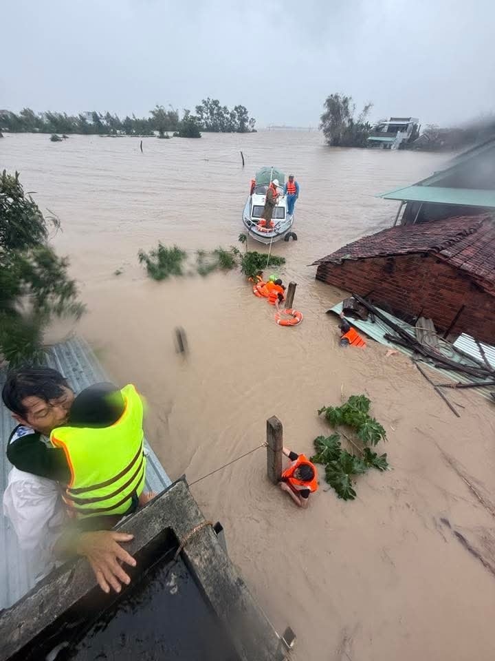 46 người chết và mất tích trong đợt mưa lũ lịch sử, cảnh báo nước trên các sông Khánh Hòa lên lại trong đêm- Ảnh 2.