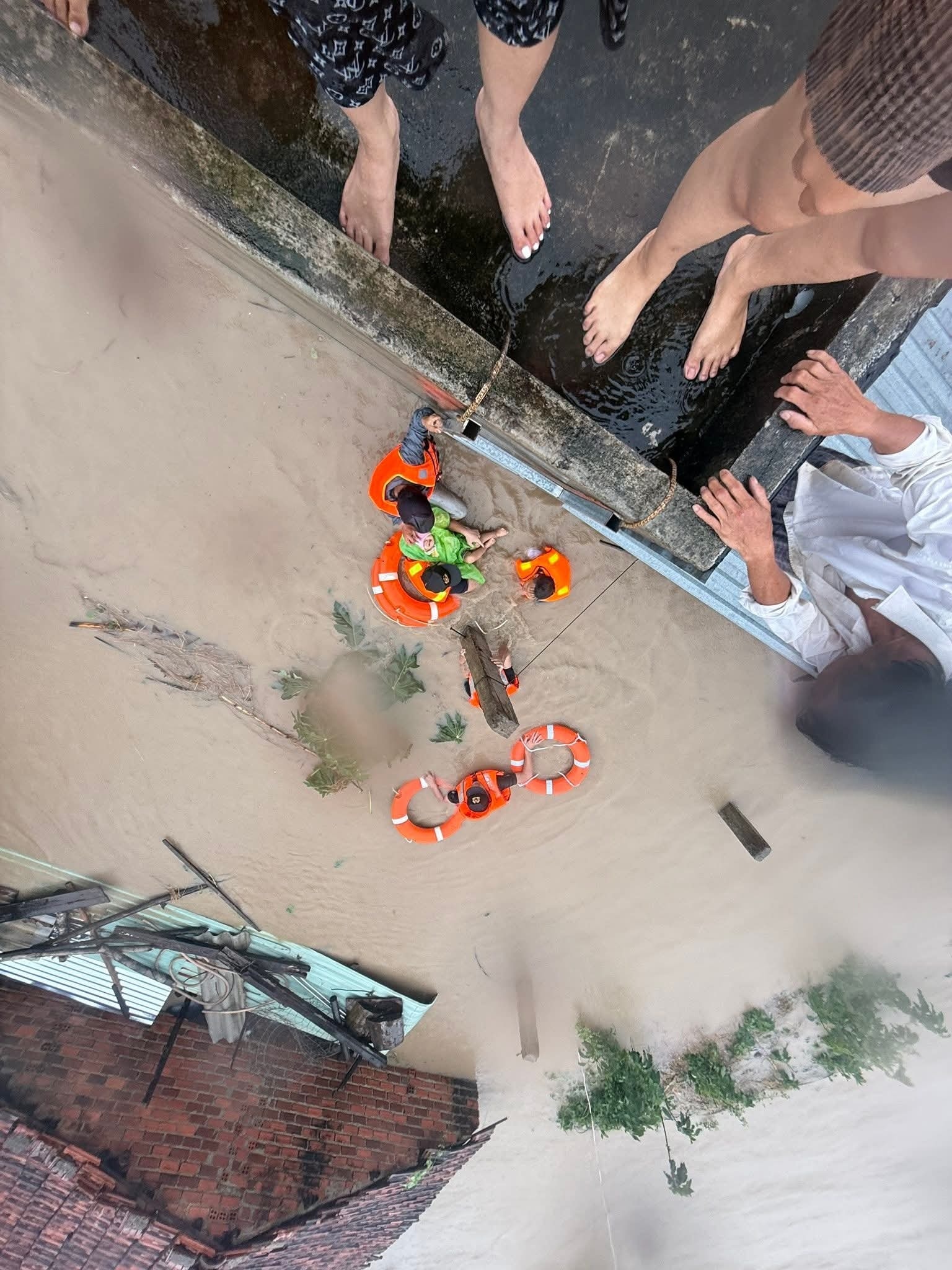 46 người chết và mất tích trong đợt mưa lũ lịch sử, cảnh báo nước trên các sông Khánh Hòa lên lại trong đêm- Ảnh 3.